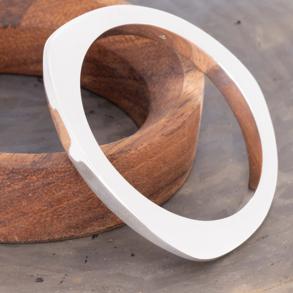 Sterling Silver Triángulo Hammered Bangle