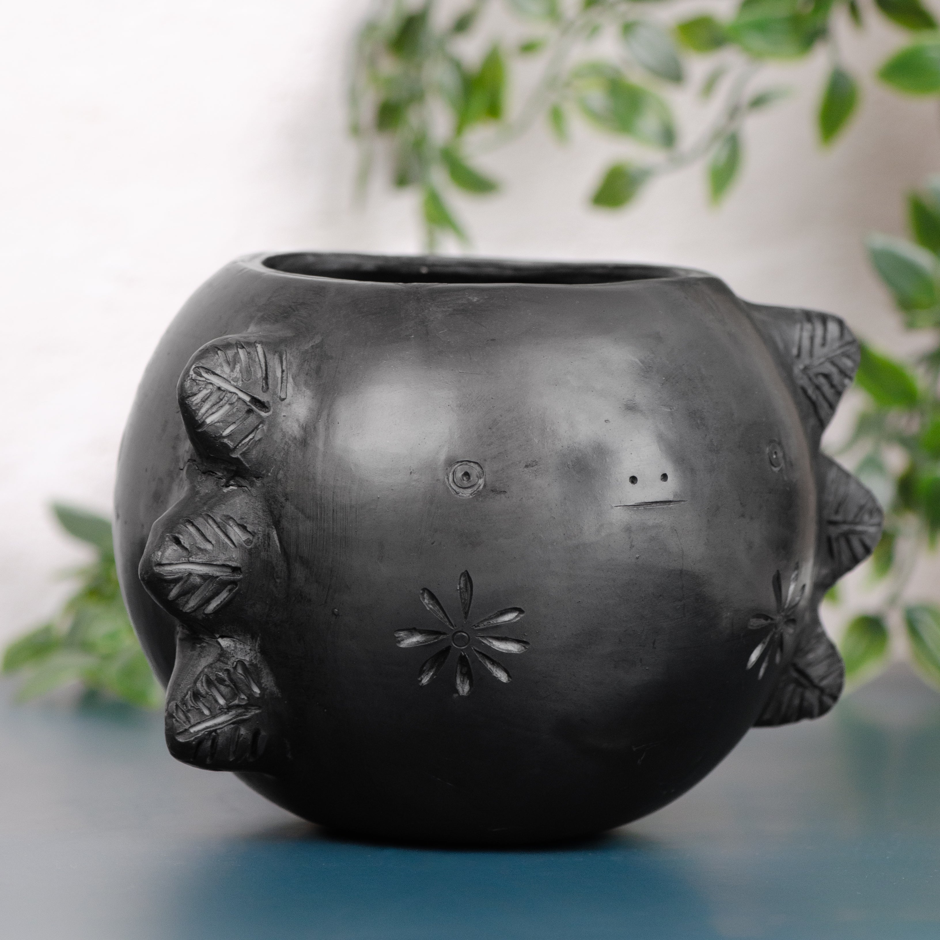 Barro Negro Axolotl Planter