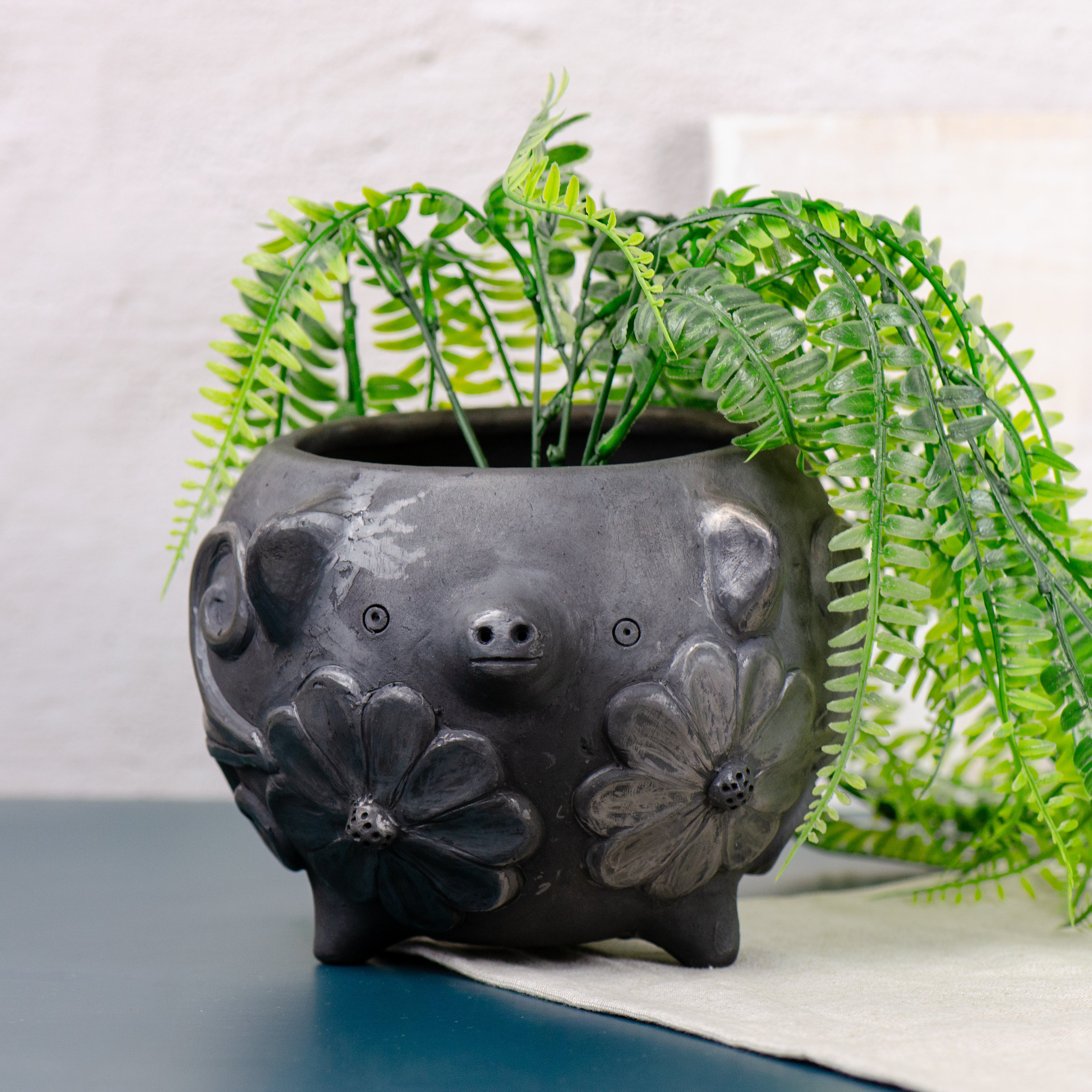 Barro Negro Cochinito Planter with Flowers