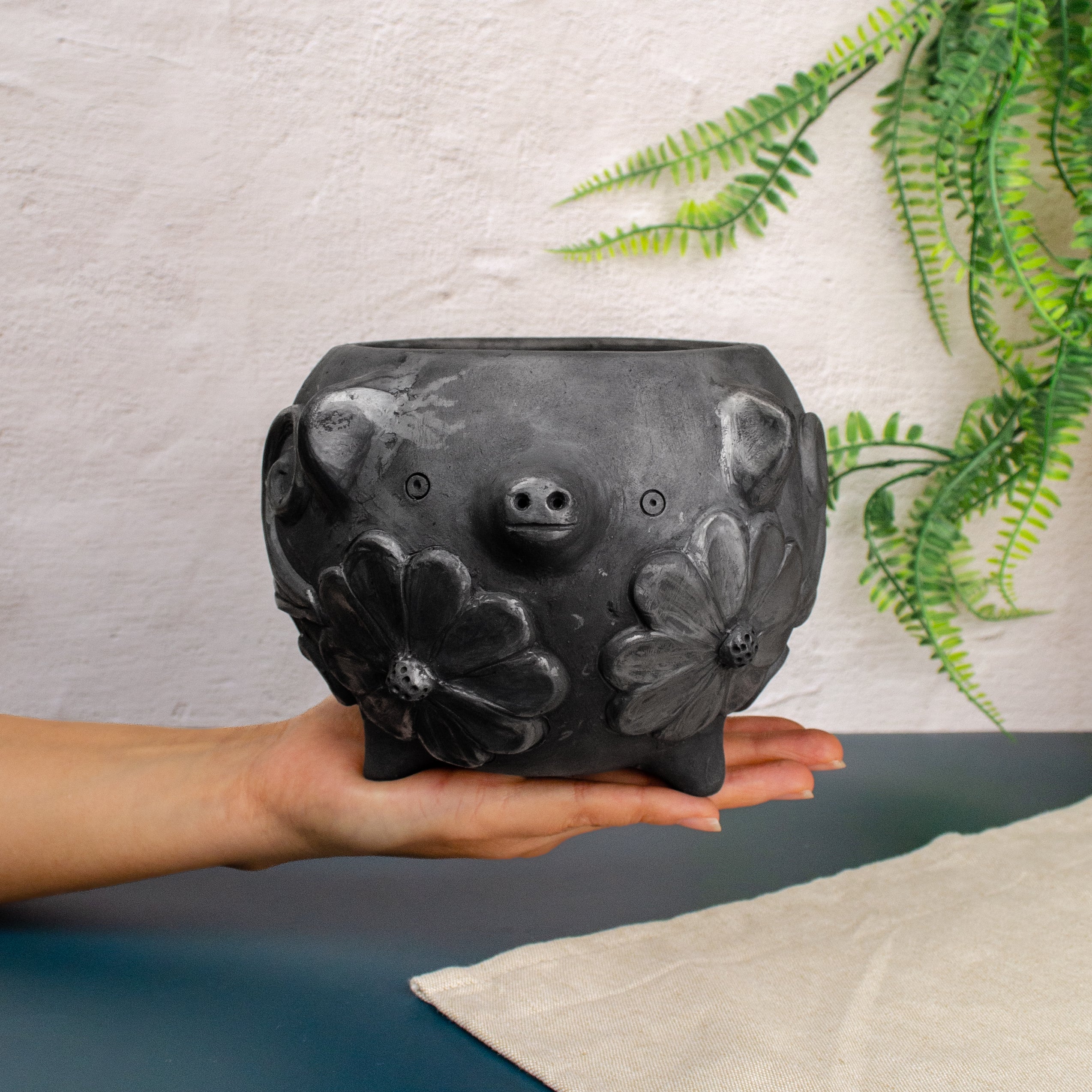 Barro Negro Cochinito Planter with Flowers