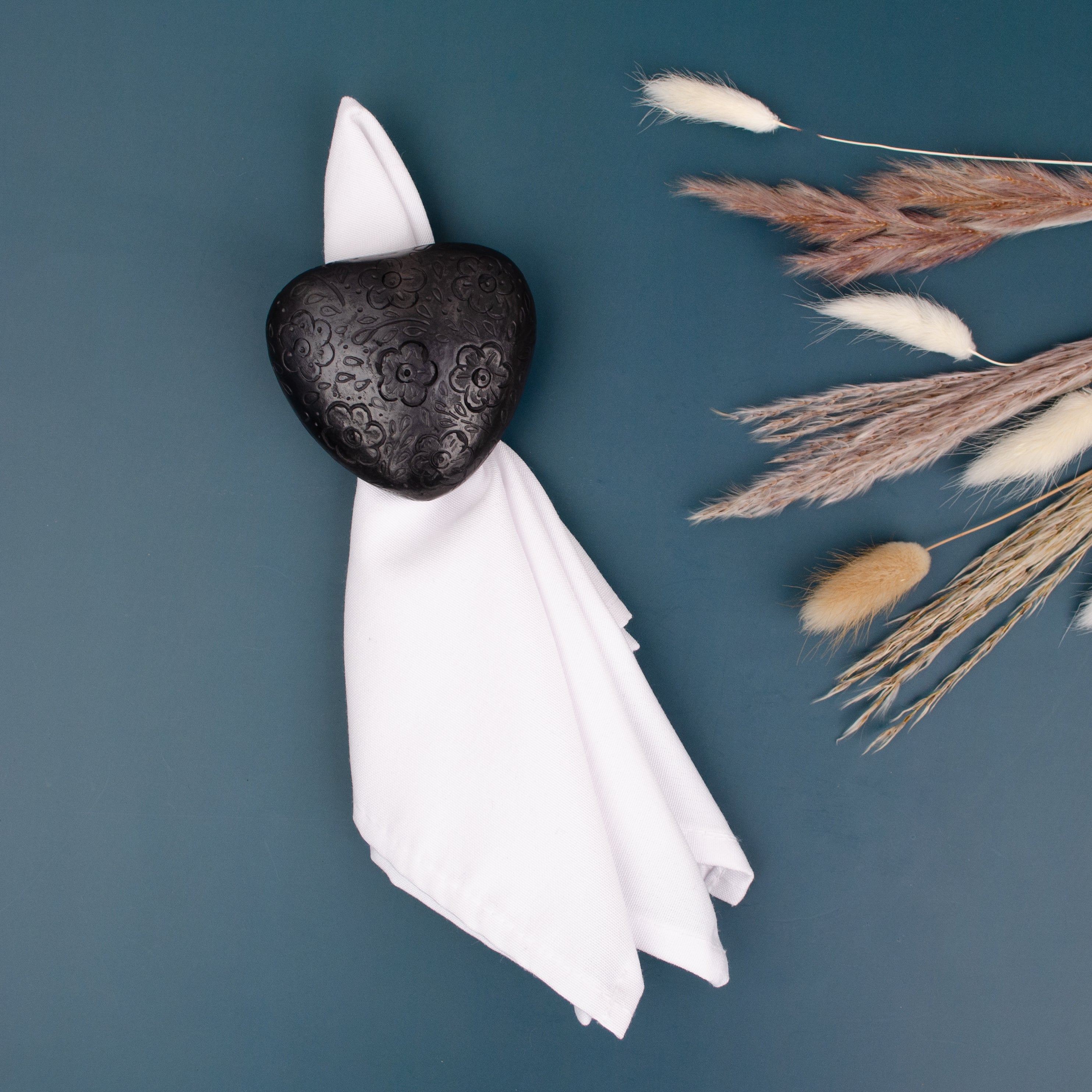 Barro Negro Corazón Napkin Ring