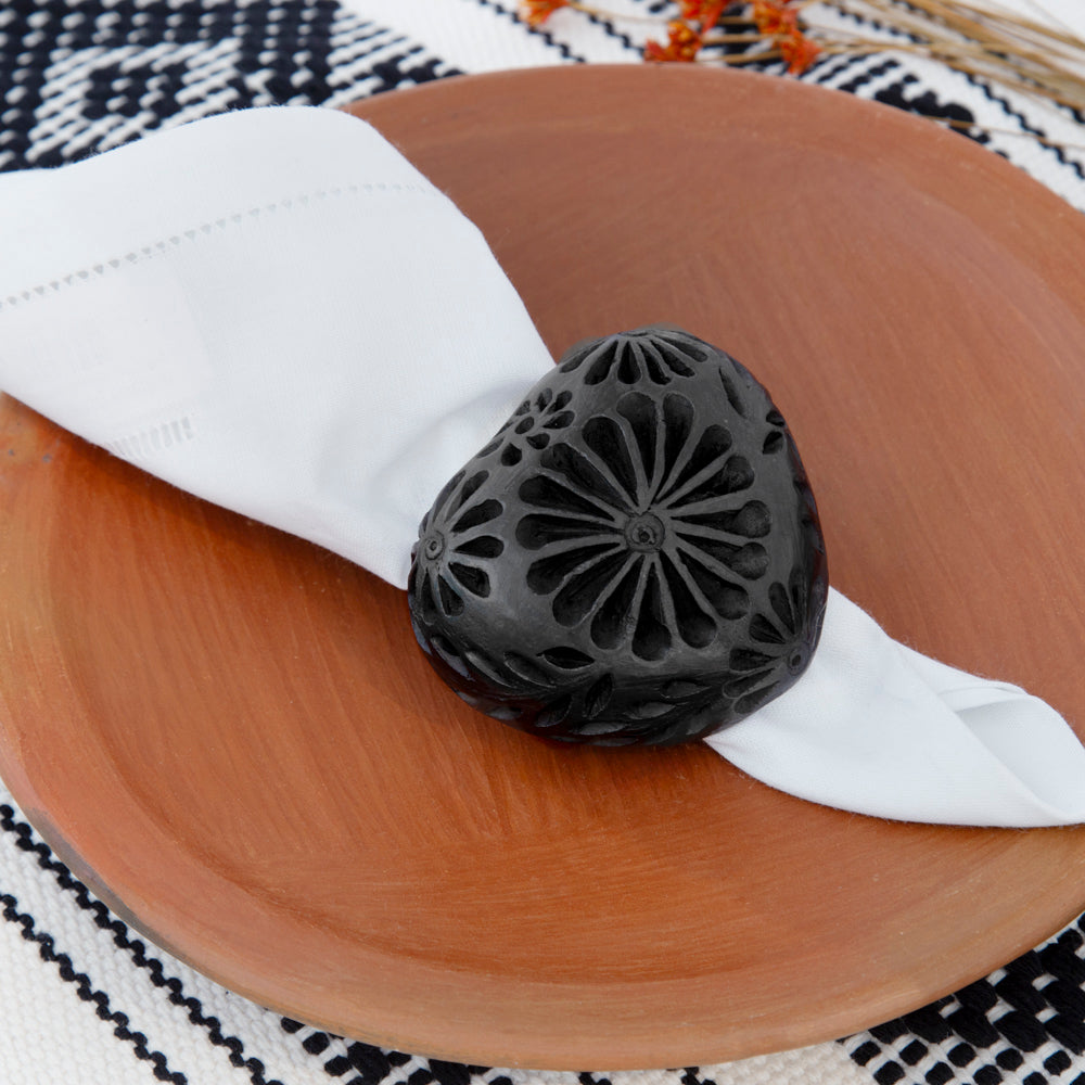 Barro Negro Corazón Napkin Ring