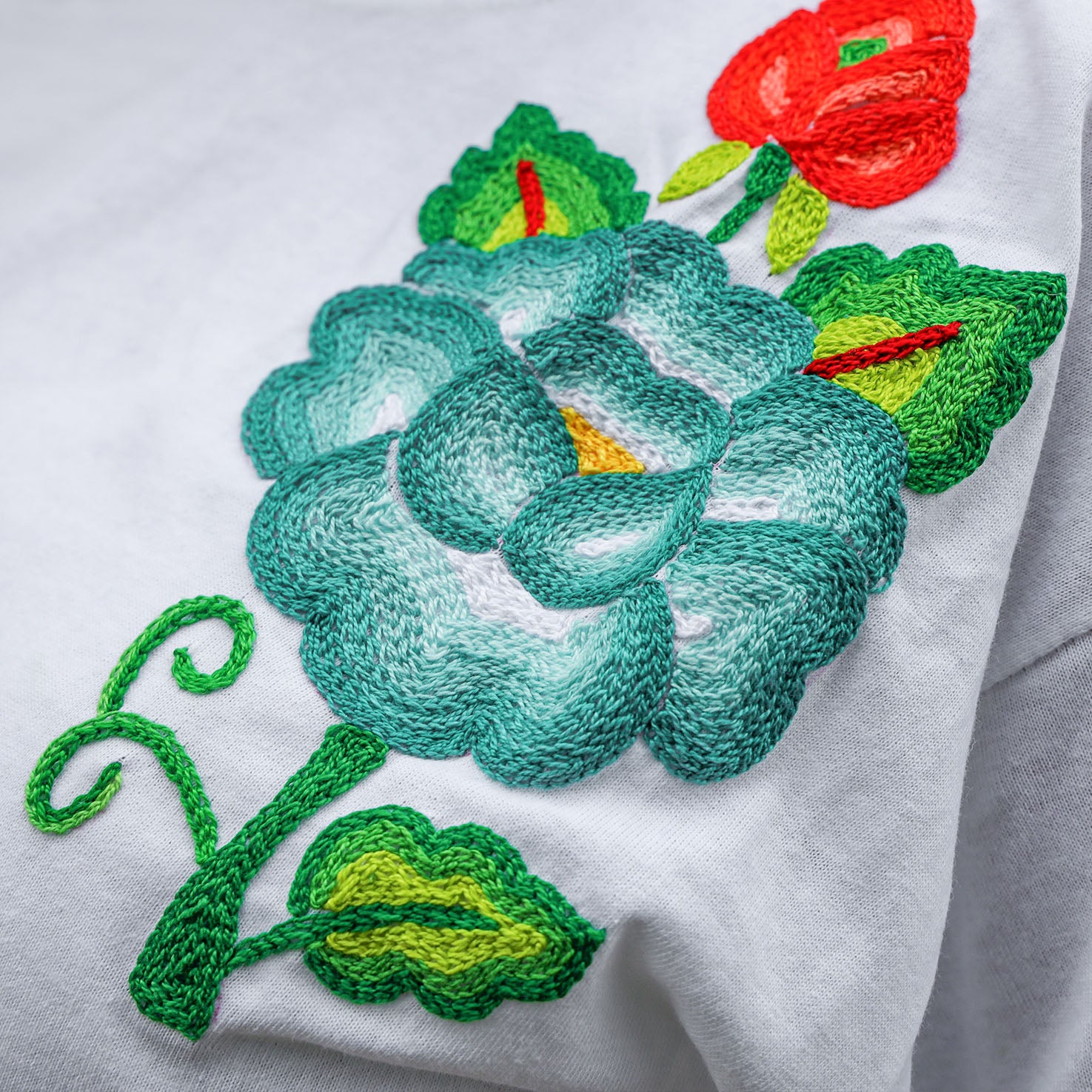 Juchitán Hand-Embroidered Modern T-Shirt -White