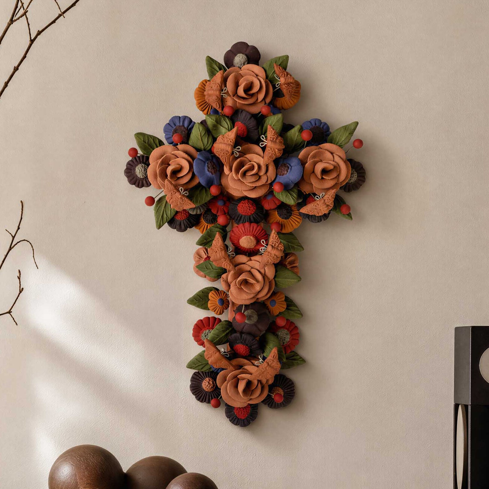 Large Floral Cross Barro Pigmentado Clay Wall Art