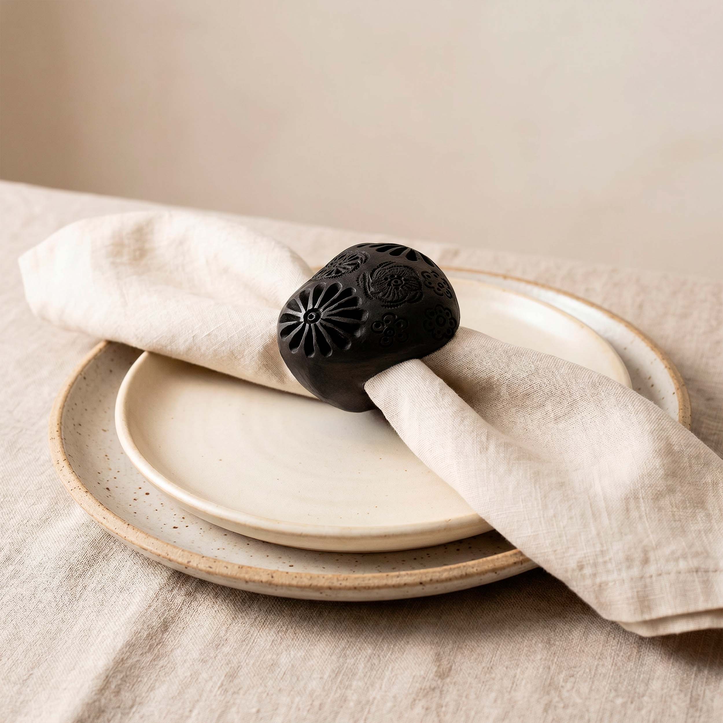 Barro Negro Corazón Napkin Ring