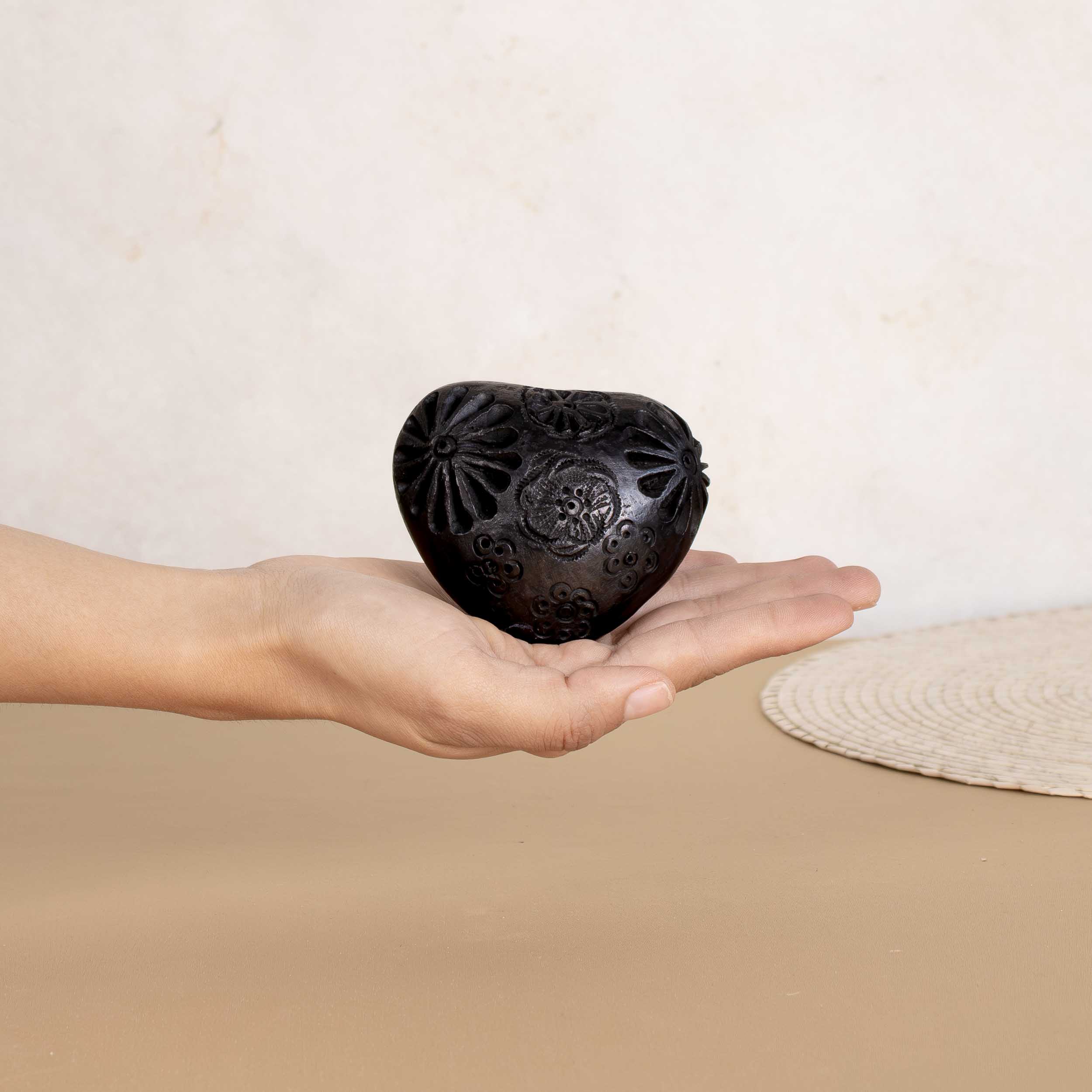 Barro Negro Corazón Napkin Ring