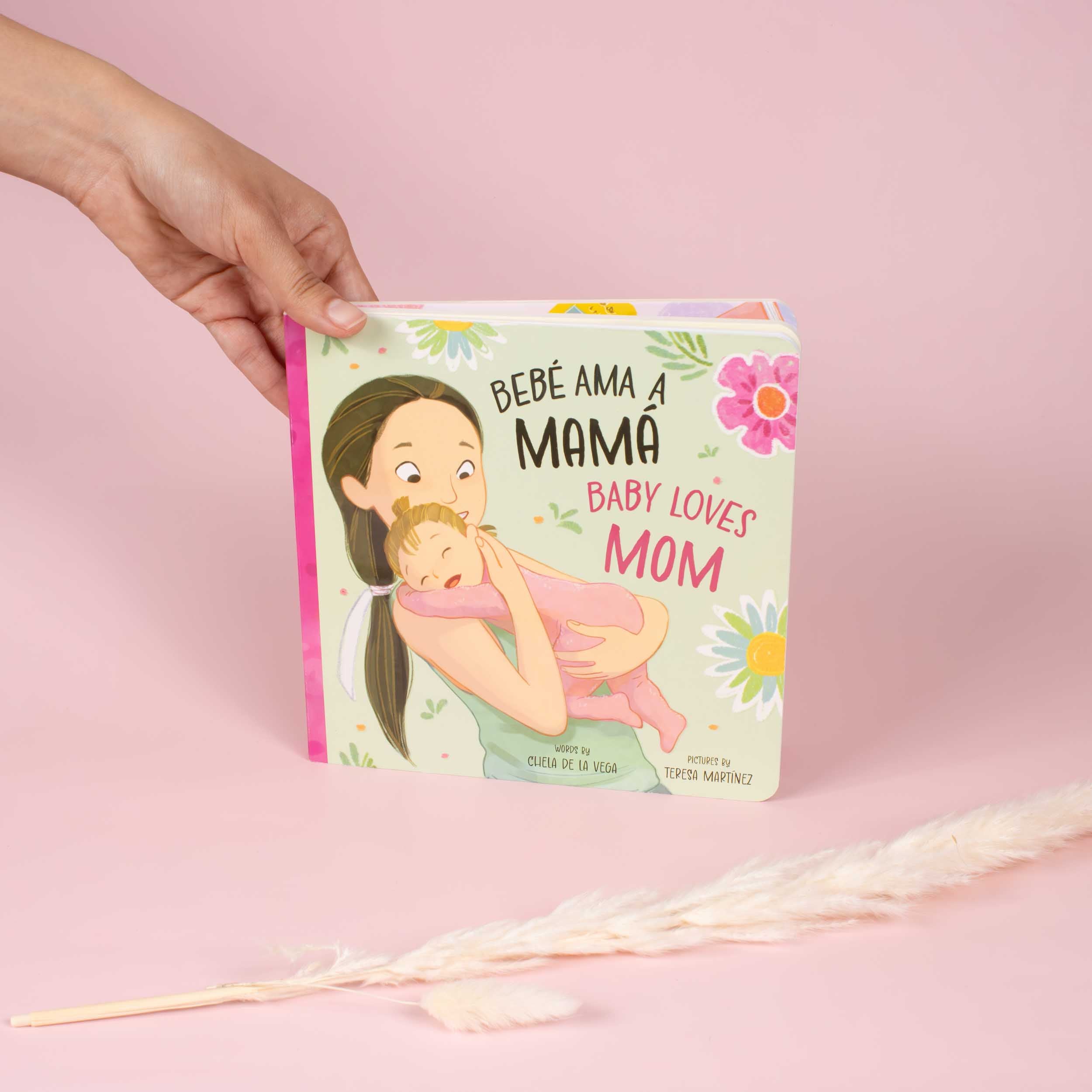 Bebé Ama a Mamá Baby Loves Mom Bilingual Book
