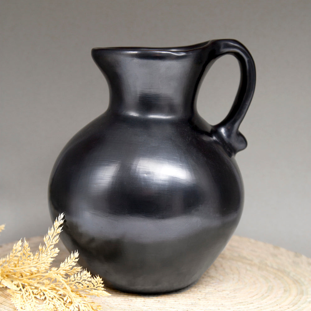 Barro Negro Noche Pitcher