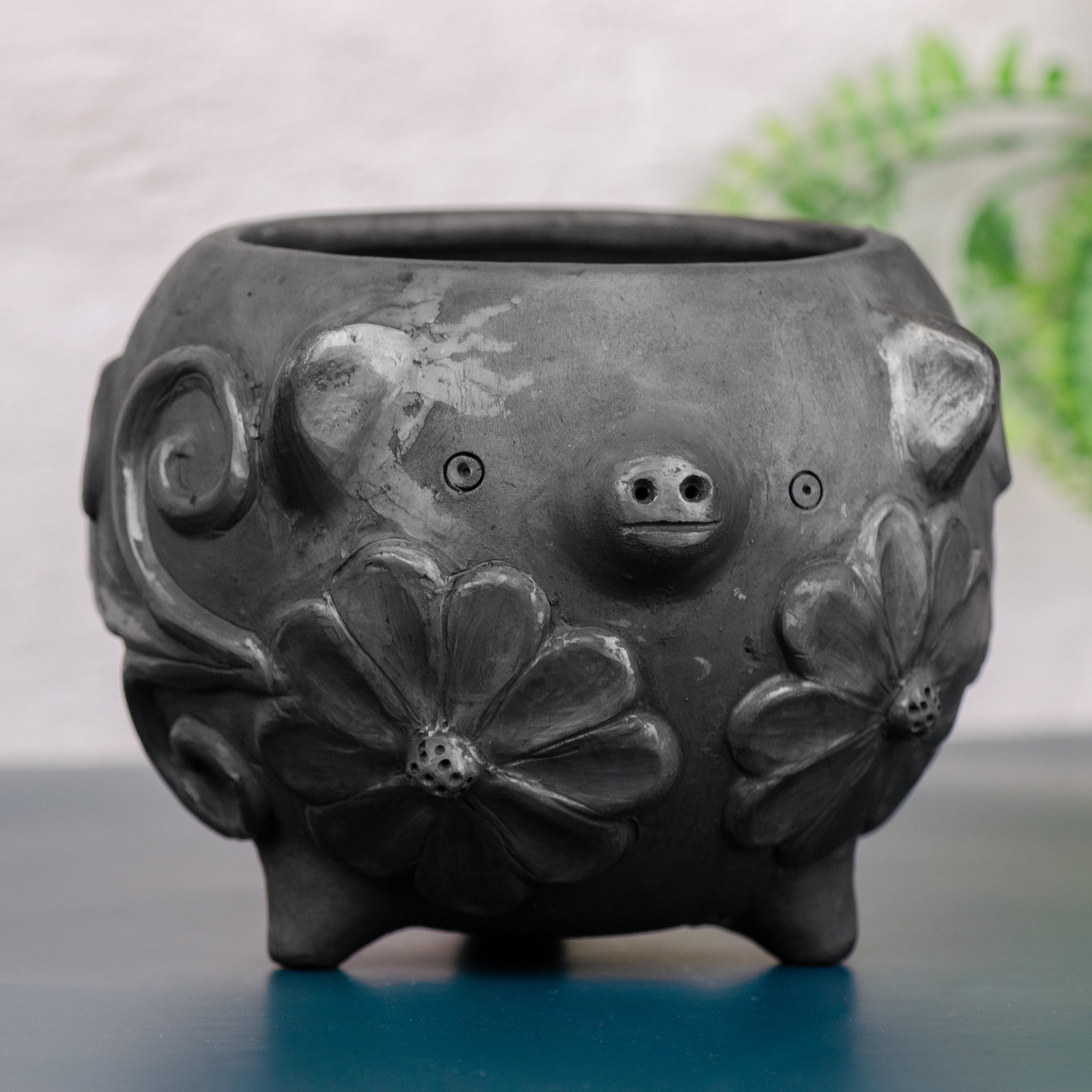Barro Negro Cochinito Planter with Flowers