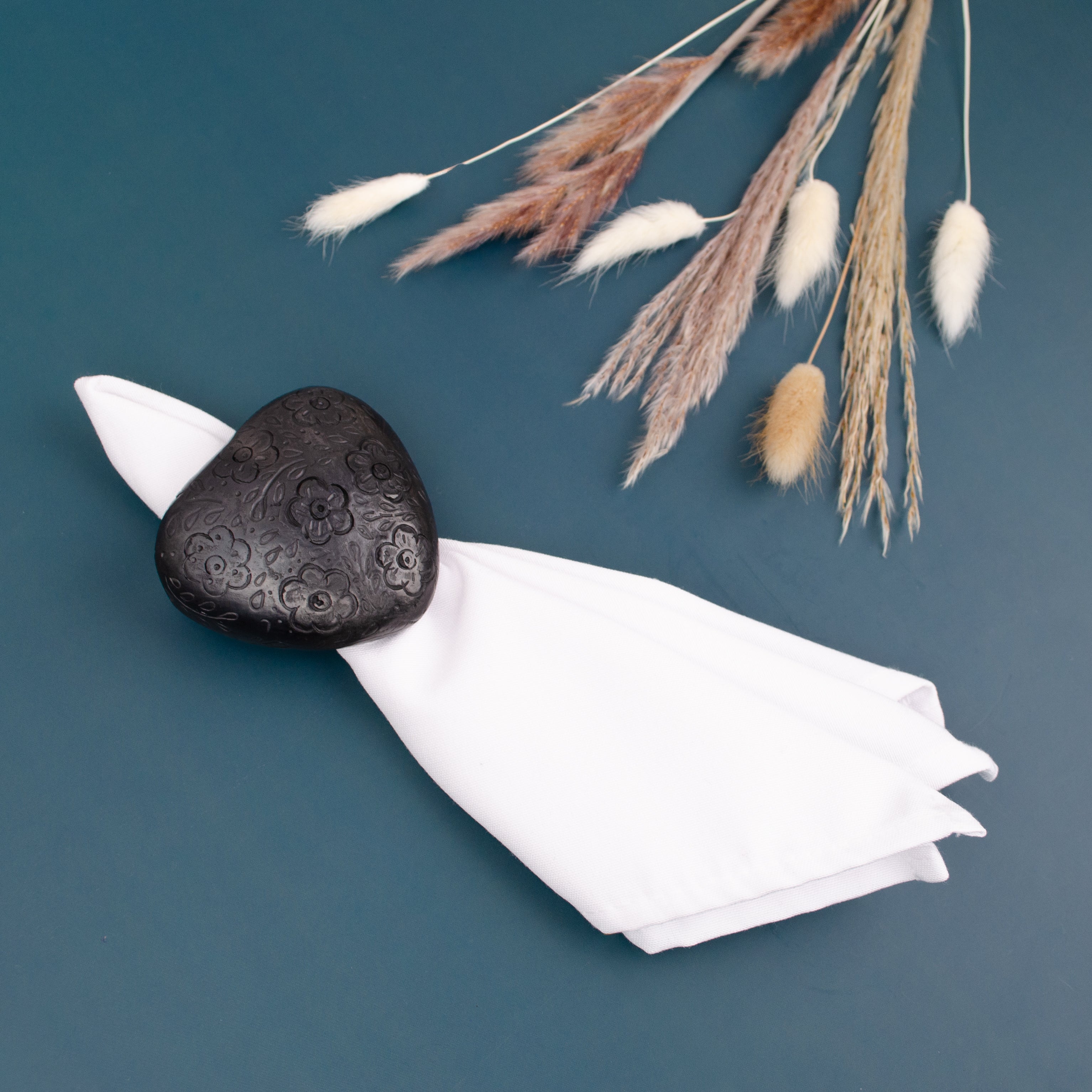 Barro Negro Corazón Napkin Ring
