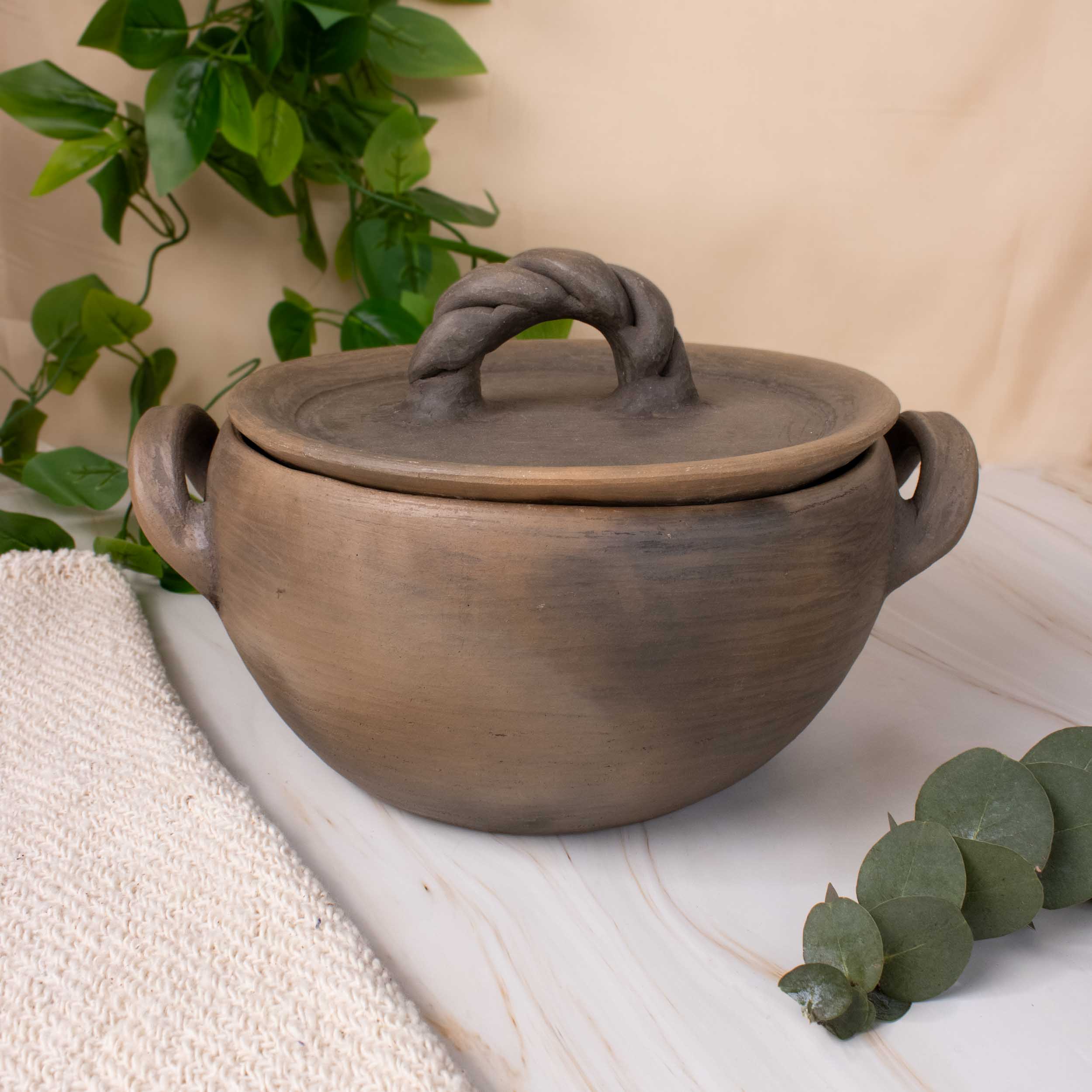 Atzompa Clay Cazuela with Crowned Braided Lid