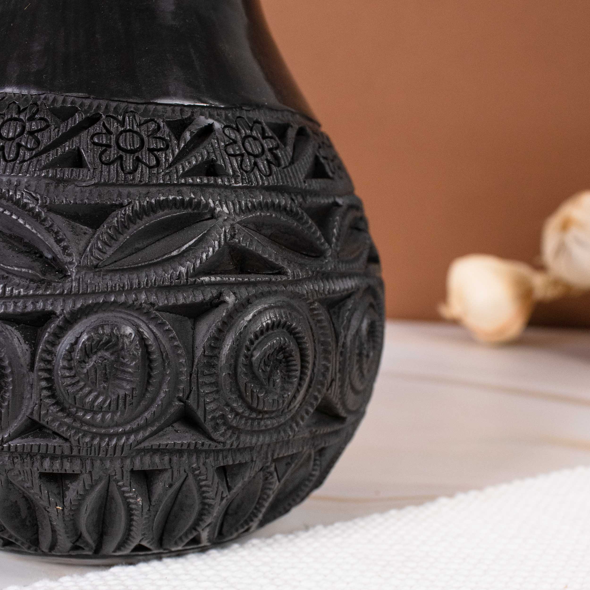Barro Negro Short Longneck Decorative Vase