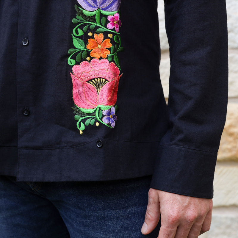Elegant and Traditional Mexican Embroidered Button-Down Guayabera&nbsp; 100%&nbsp;made in Yucatán, Mexico.