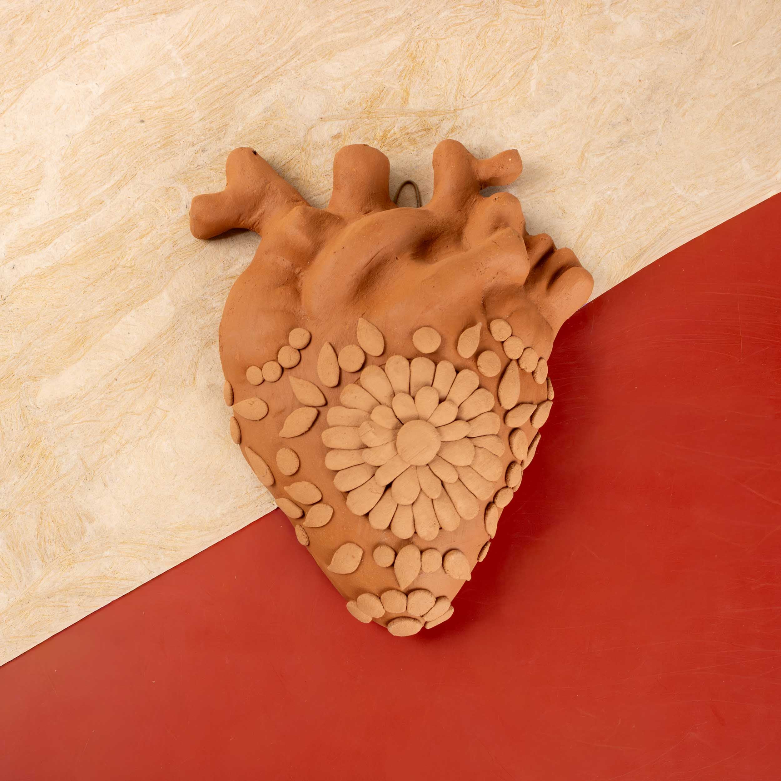 Mi Corazón de Flor Barro Pigmentado Heart Clay Wall Art