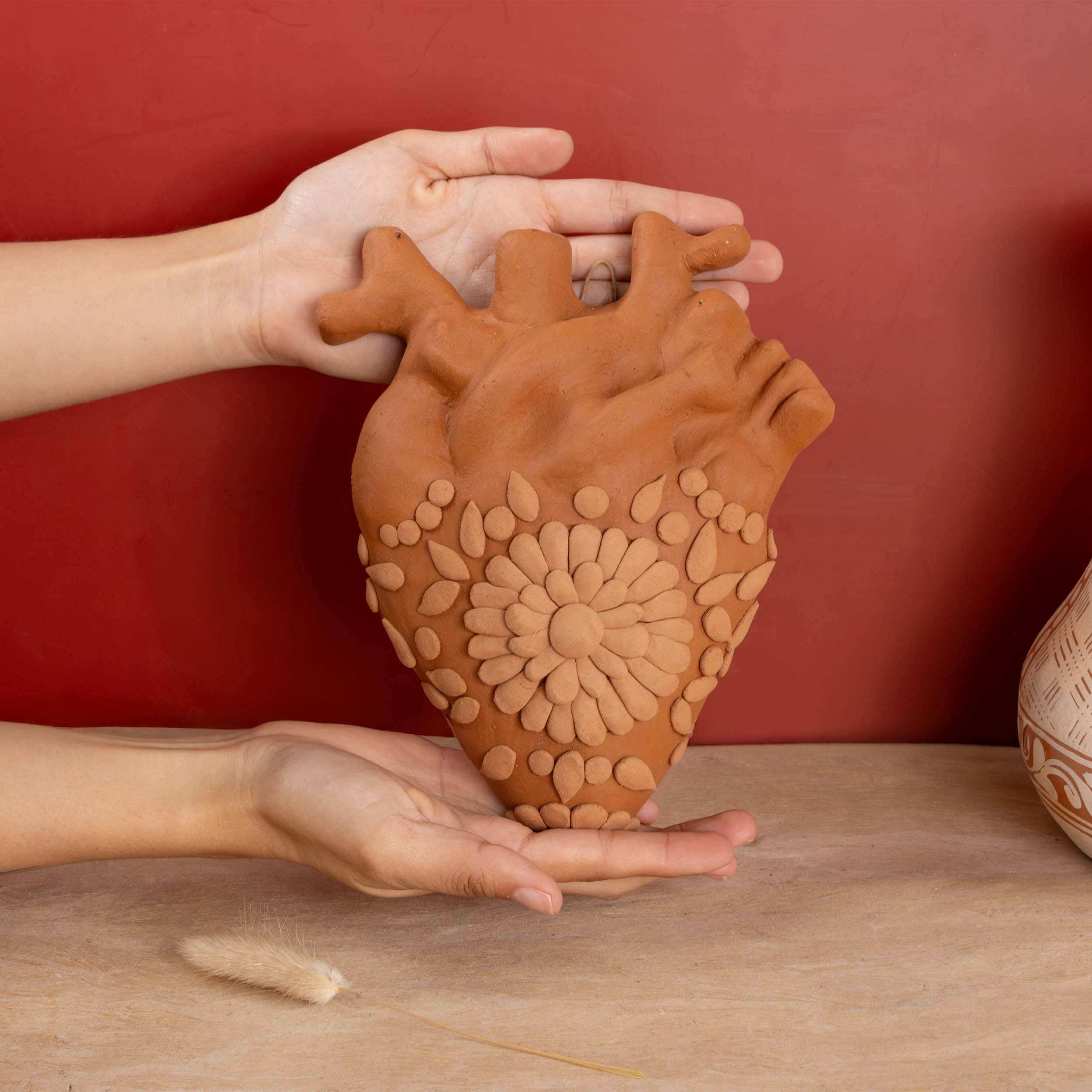 Mi Corazón de Flor Barro Pigmentado Heart Clay Wall Art