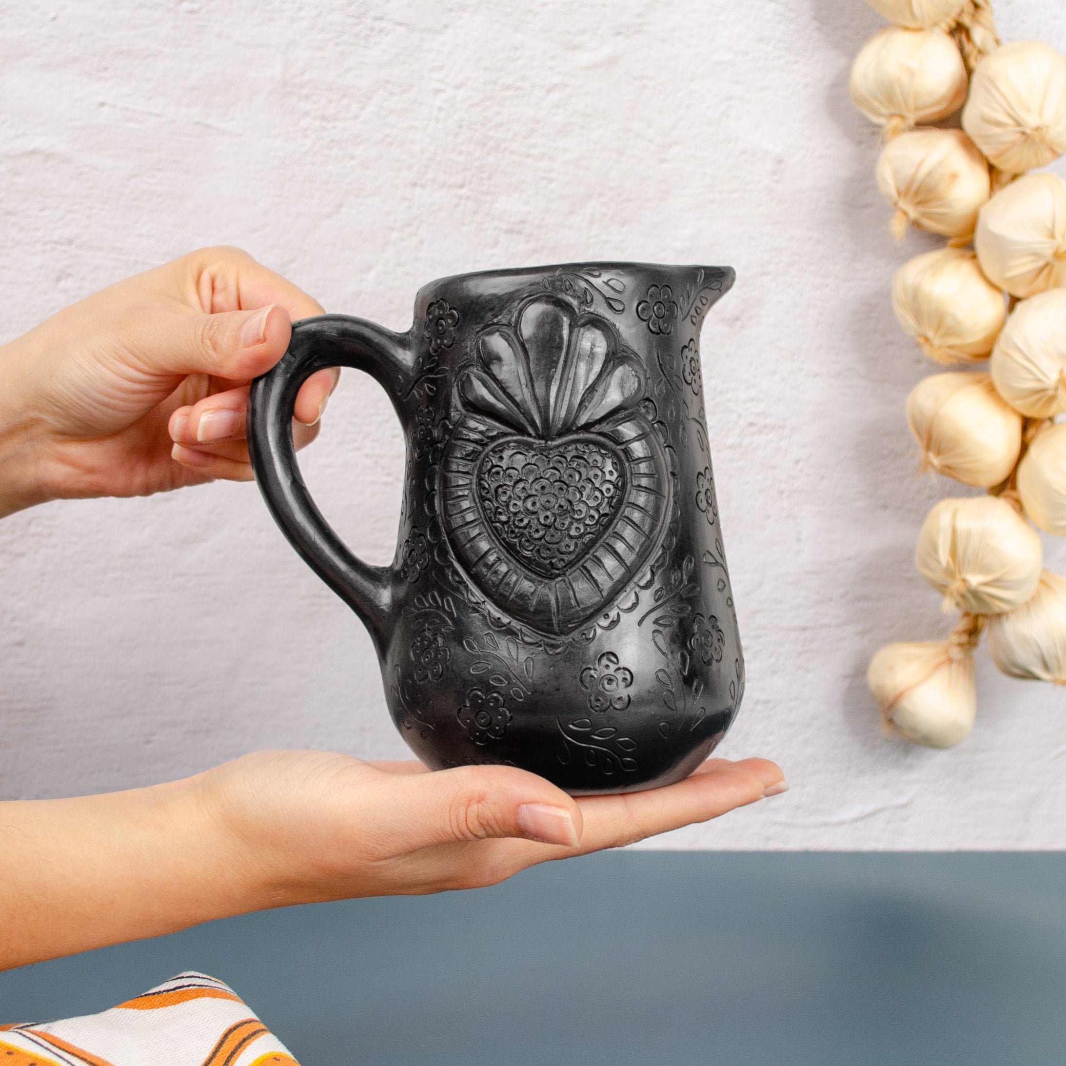 Barro Negro Floral Filigrana Pitcher