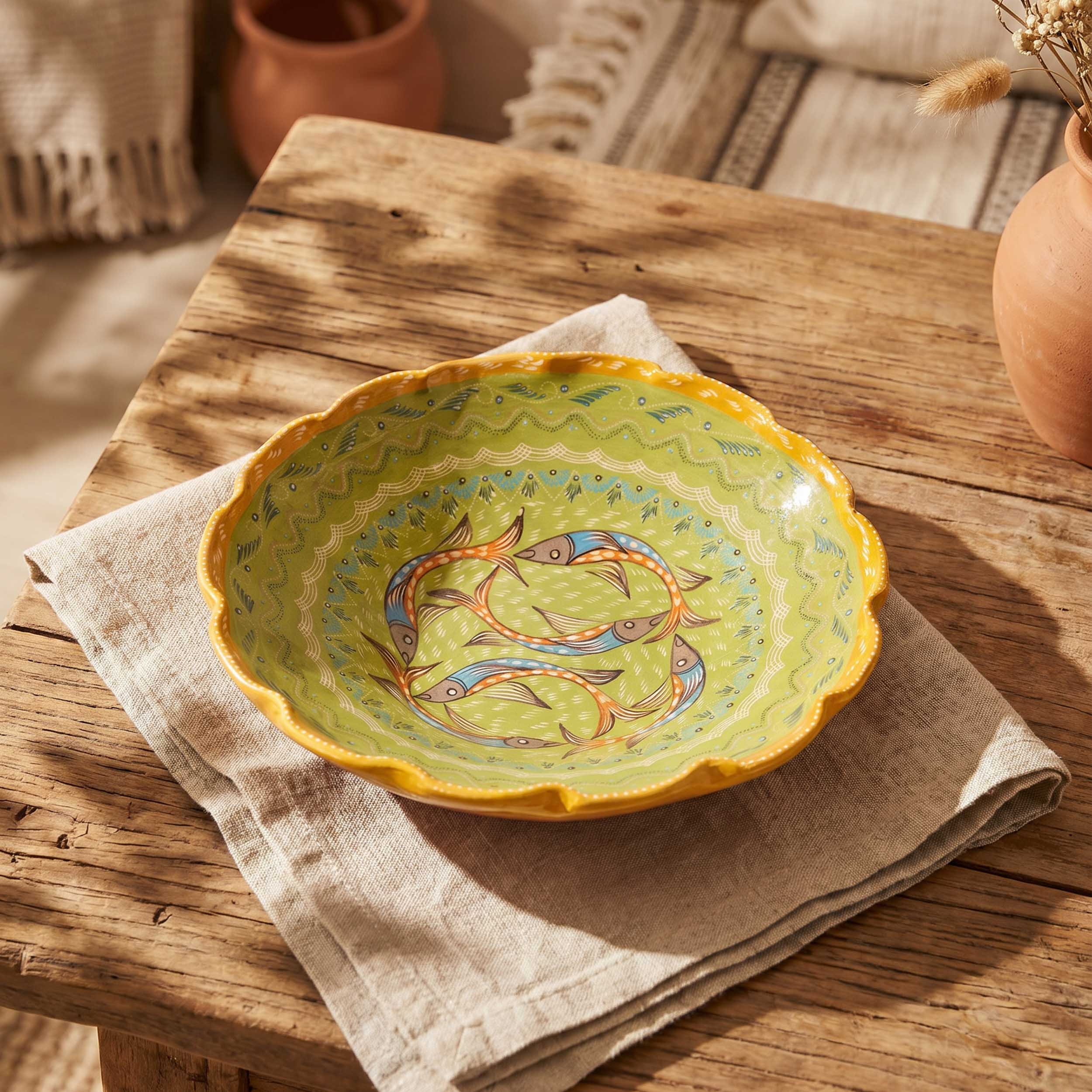 Peces de Capula Twisting Rim Medium Fruit Bowl