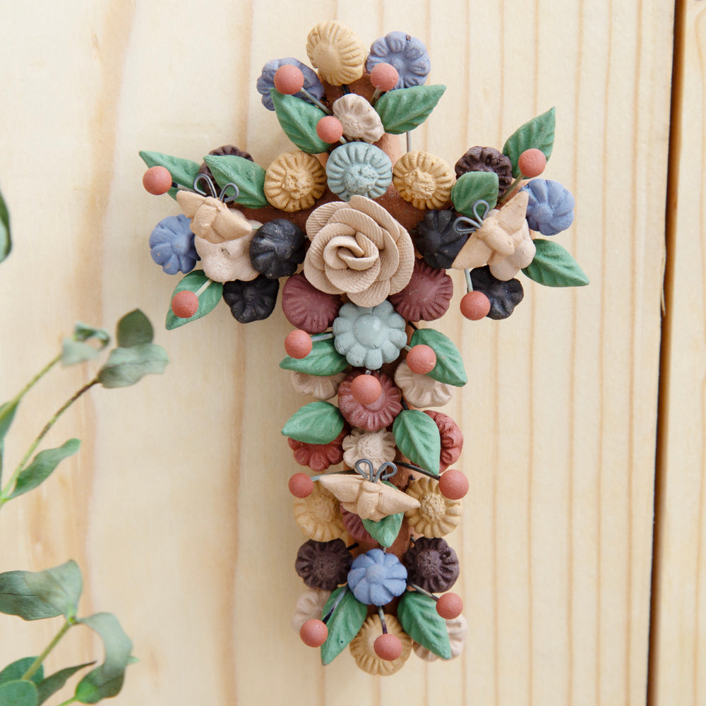 Small Floral Cross Barro Pigmentado Clay Wall Art