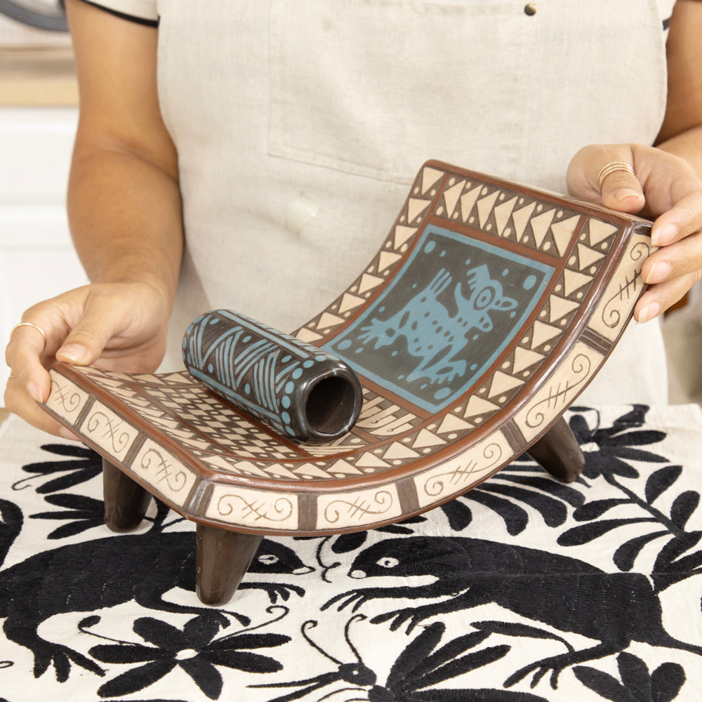 Zinapécuaro Agua Sculptural Metate and Pestle
