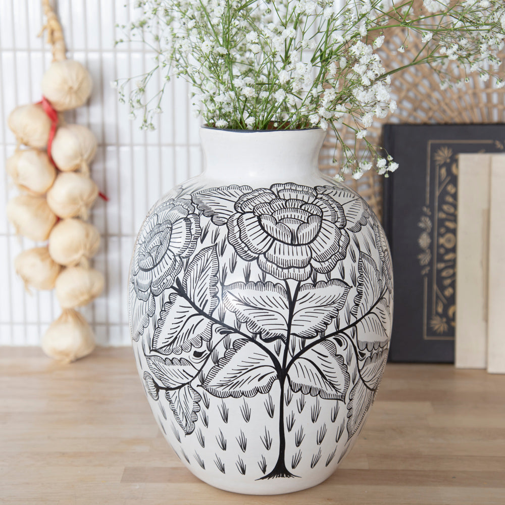 Huancito Black & White Oval Vase