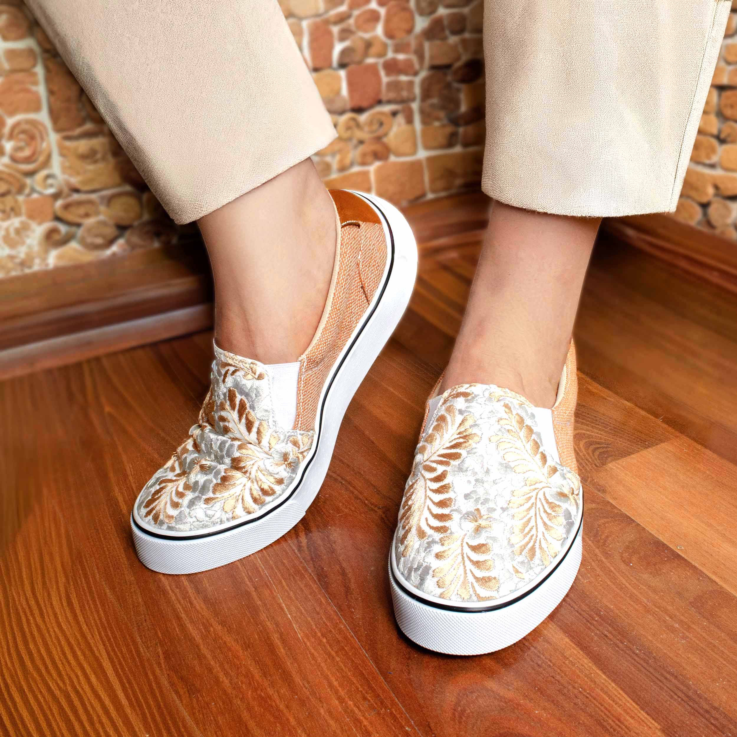 Monte Albán Floral Embroidered Sneakers